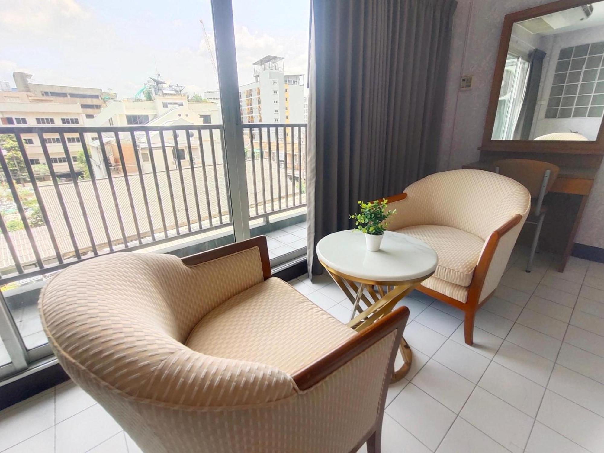 Hotel Oyo 75446 Travis Inthamara 49 Bangkok Exterior foto