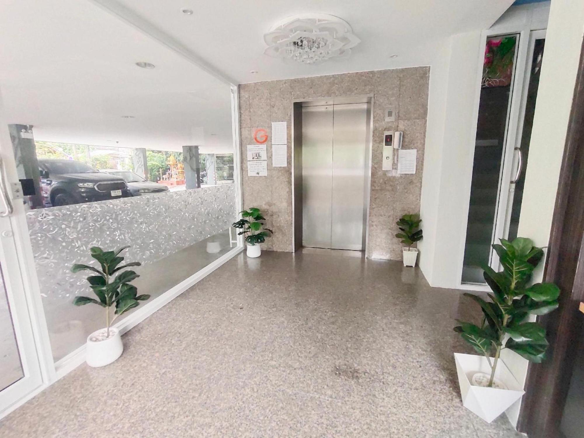 Hotel Oyo 75446 Travis Inthamara 49 Bangkok Exterior foto